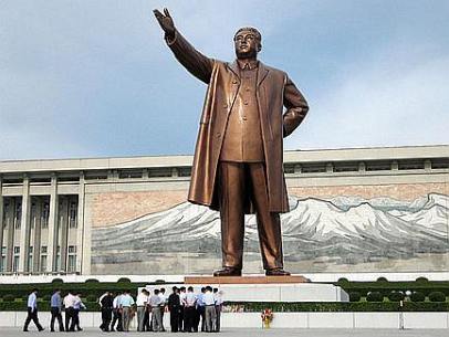 North Korea - Kim statue
