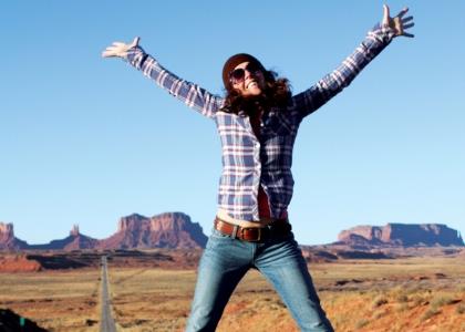 USA_Utah_Monument-Valley_travel_jump