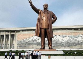 North Korea - Kim statue