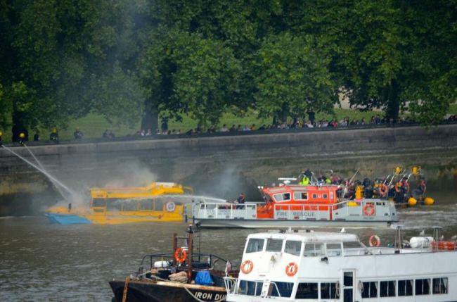 Duck boat tours fire River Thames