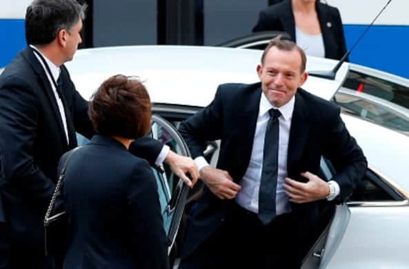 Australia's Prime Minister Tony Abbott arrives at memorial service in honour of former Australian Prime Minister Gough Whitlam at Sydney's Town Hall, November 5, 2014. Whitlam, who died October 21st aged 98, was one of his country's most revolutionary yet divisive statesmen, forging ties with China but triggering a constitutional crisis that split the country.     REUTERS/Jason Reed    (AUSTRALIA)