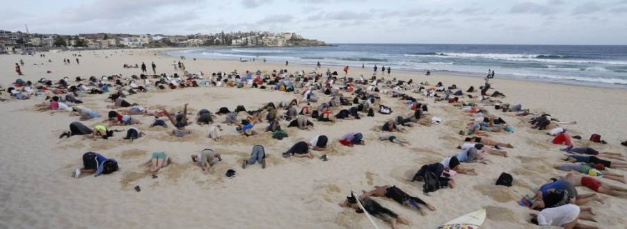 Bondi beach heads in sand protest photo - HI-1024x682 B