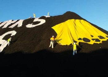 Greenpeace members protesting at Newcastle port in 2017, calling on the Commonwealth Bank to stop investing in coal. (Jaz Kaelin/The Conversation)