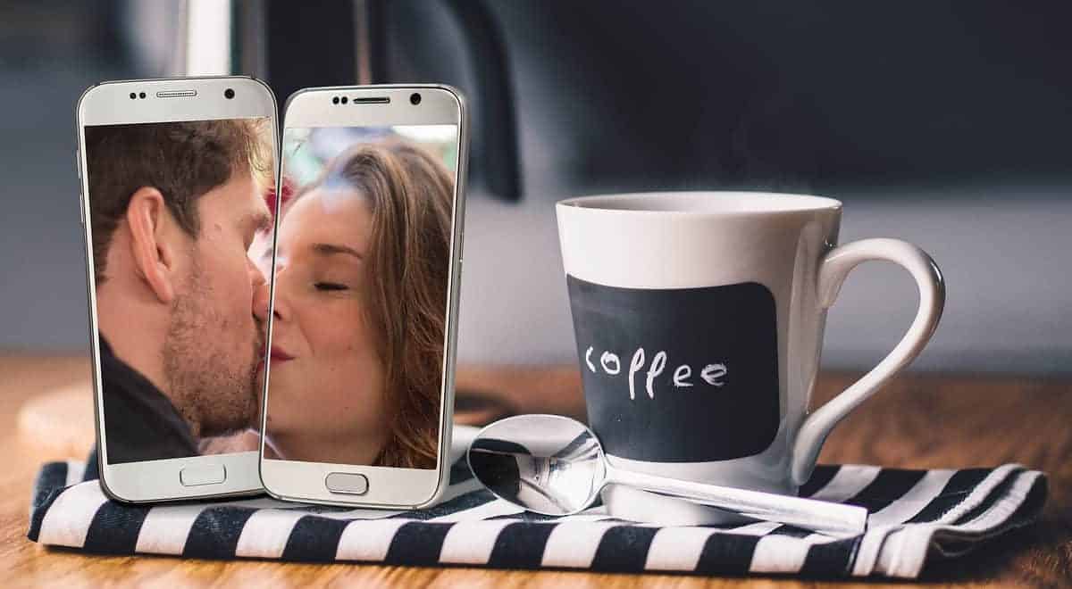 Social Distancing Corona Virus Smartphone Kiss