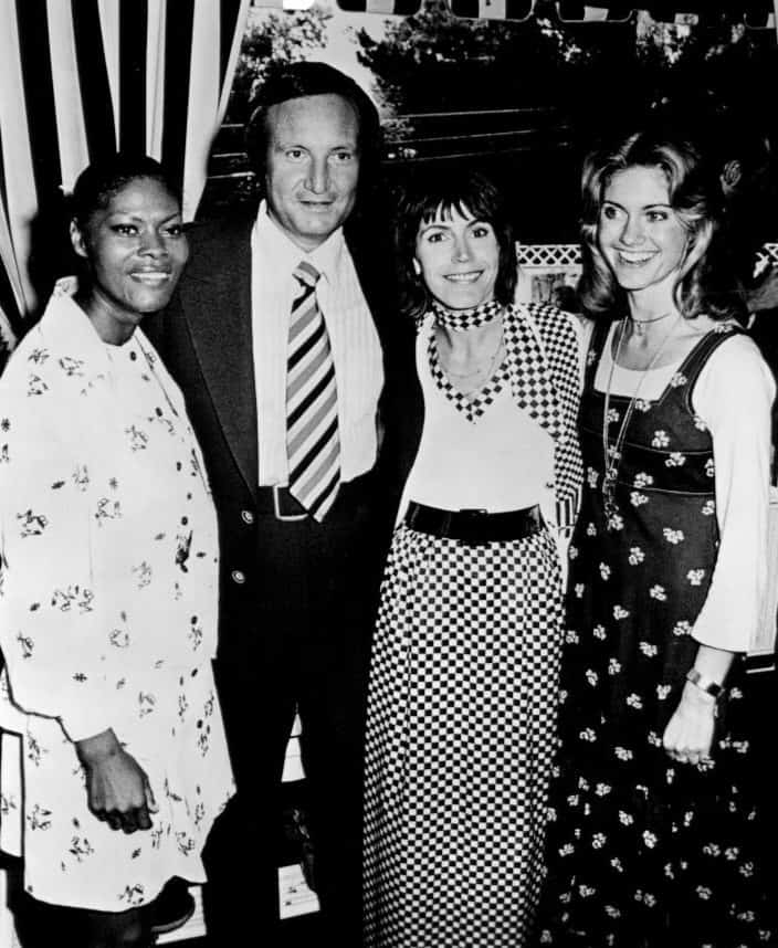 Helen Reddy (2nd from right) in 1974 with Olivia Newton-John, Dionne Warwick and Don Kirshner, a producer and songwriter. Photo credit: Wikimedia Commons