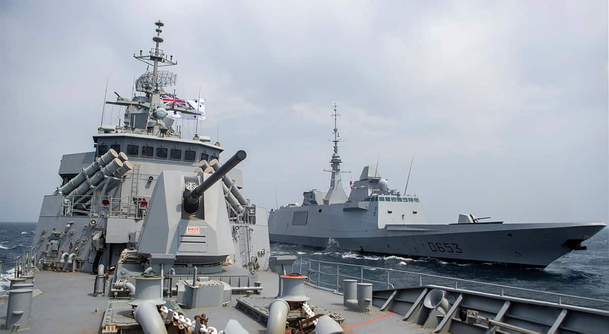 HMAS Toowomba in the Middle East with a French warship