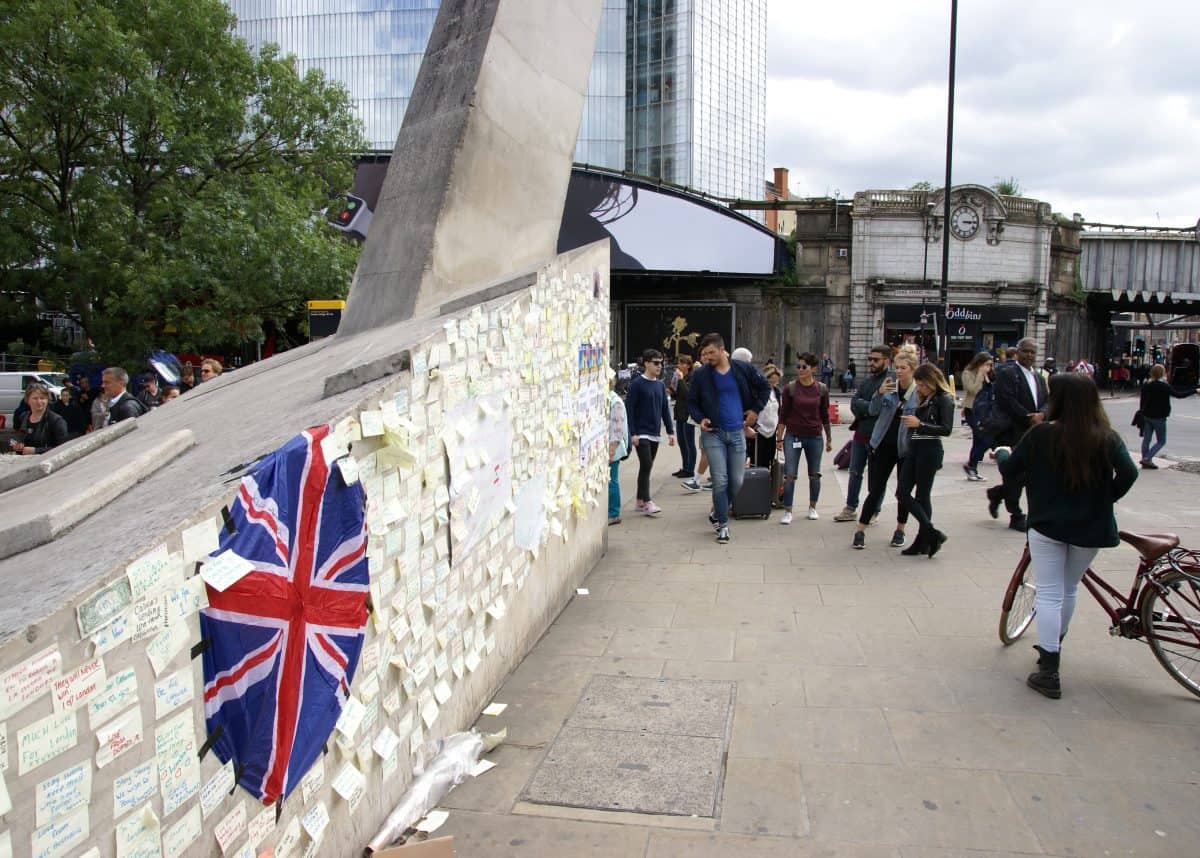 Tributes on London Bridge to terror attack victims. Photo credit: Wikimedia Commons