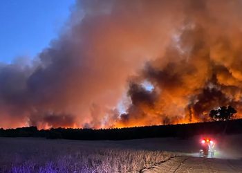 The Red Gully bushfire near Gingin, WA. AAP Image/Supplied by DFES, Nikki Woods