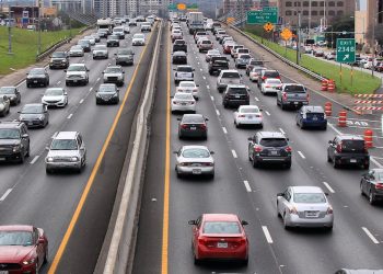 Busy highways are large sources of air pollution. Larry D. Moore via Wikimedia Commons, CC BY-SA