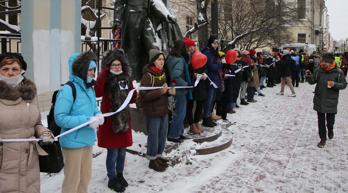 Women form a human chain on Feb. 14 in central Moscow to support jailed opposition leader Alexei Navalny, his wife Yulia Navalnaya and other political prisoners. Mikhail Svetlov/Getty Images