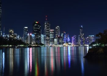Brisbane CBD by night. Image by 6350145 from Pixabay